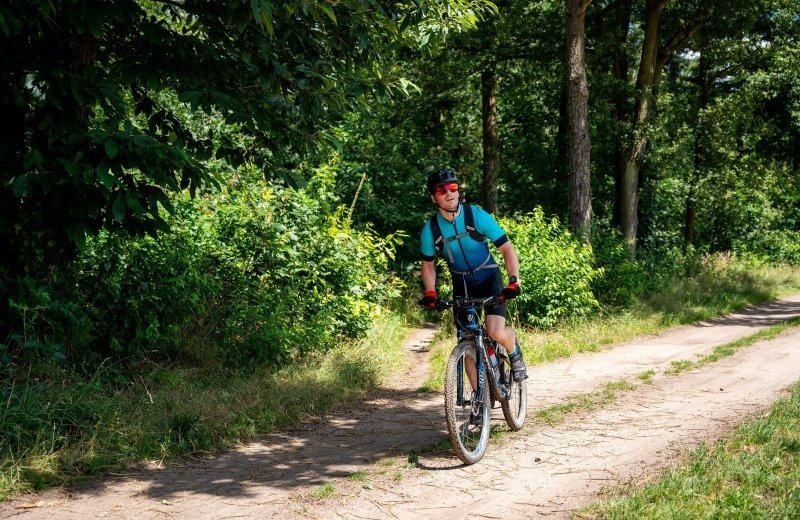 Reusterman mountainbiken in de omgeving